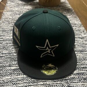 New Era 59fifty 7 5/8 green & black 2000 inaugural season fitted hat, like new